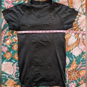 Grey Lululemon Swiftly Tech Short-Sleeve Shirt for running size 6